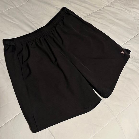 Old Navy Men’s Medium Quick Dry Reflective Running Shorts with Zippered Pocket - Picture 6 of 6
